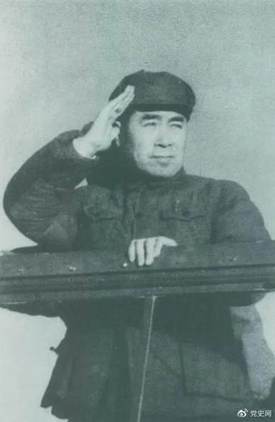 1949年3月，中共中央进入北平。图为周恩来在北平机场检阅部队。