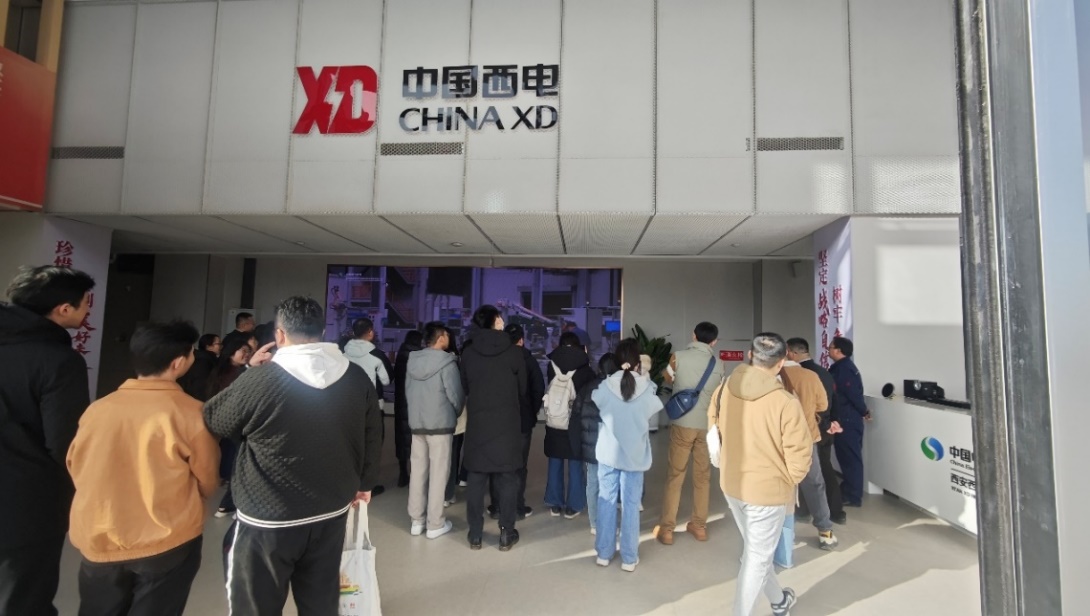 一群人站在门前AI 生成的内容可能不正确。